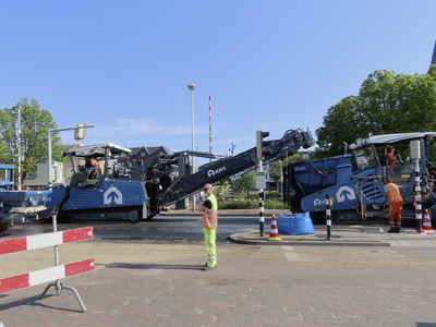 908888 Gezicht op het leggen van een nieuwe asfaltlaag op de busbaan op de Rijksstraatweg, ter hoogte van de Meernbrug ...